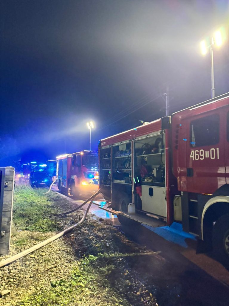 00a2508d-6804-472f-99ea-2dac47f18265-768x1024 POŻAR KONTENERA SAMOCHODOWEGO W MIEJSCOWOŚCI DZIEKANOWICE - POWIAT PIŃCZOWSKI