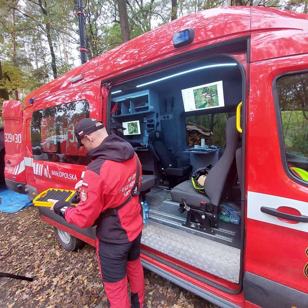 370df3d1-dba9-454a-a2a0-d3b387408851-1024x1024 ĆWICZENIA Z TAKTYKI DZIAŁAŃ POSZUKIWAWCZYCH W POWIECIE PIŃCZOWSKIM