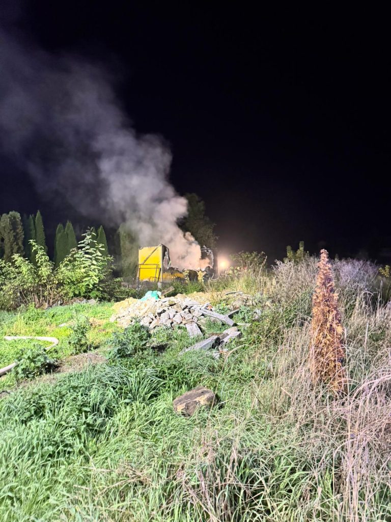 523aa2b9-3f7d-4381-bada-47a14bde6bbb-768x1024 POŻAR KONTENERA SAMOCHODOWEGO W MIEJSCOWOŚCI DZIEKANOWICE - POWIAT PIŃCZOWSKI