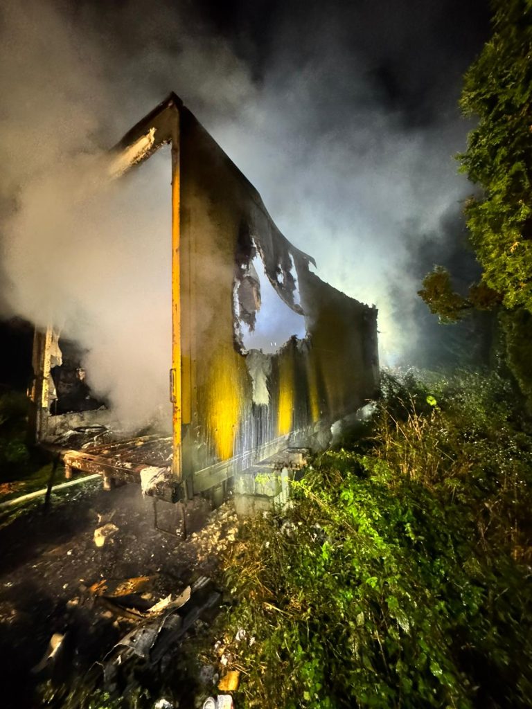 e05a6556-4021-4f07-a3da-cb4f2e44b5d8-768x1024 POŻAR KONTENERA SAMOCHODOWEGO W MIEJSCOWOŚCI DZIEKANOWICE - POWIAT PIŃCZOWSKI