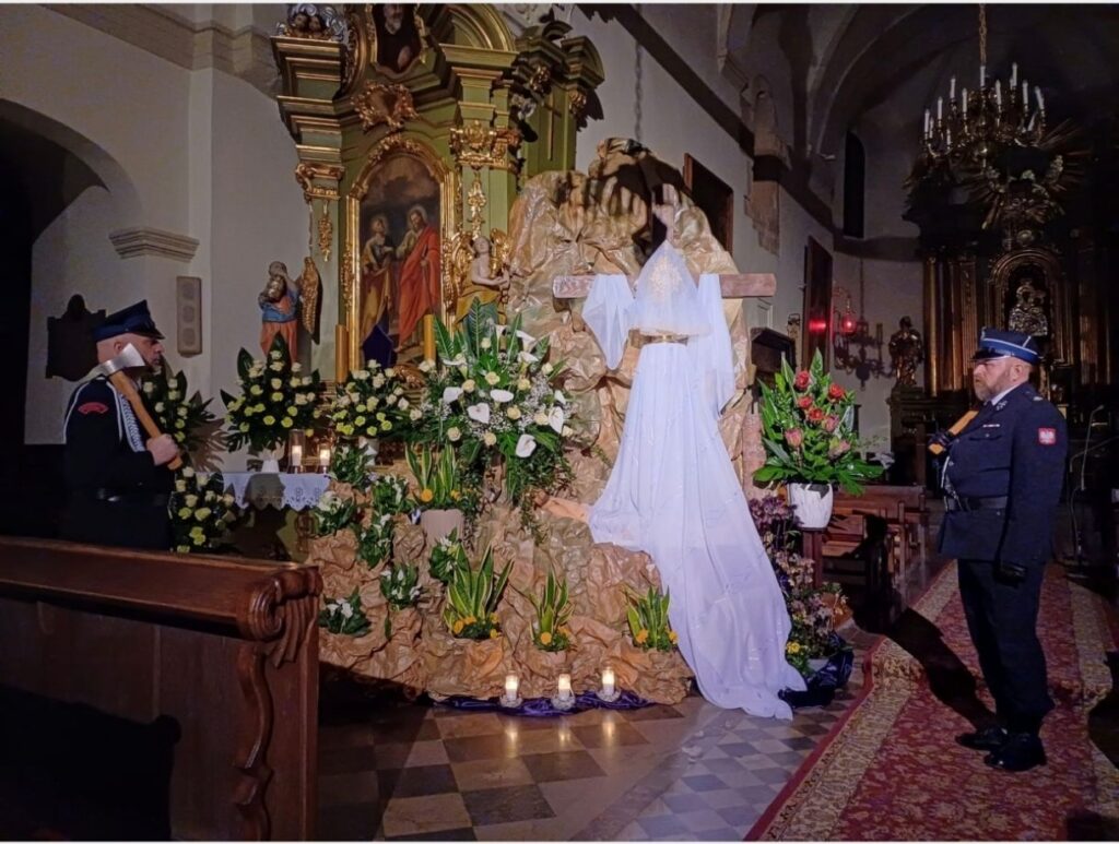 11-1024x773 Honorowa warta przy Grobie Pańskim w kościele w Kijach