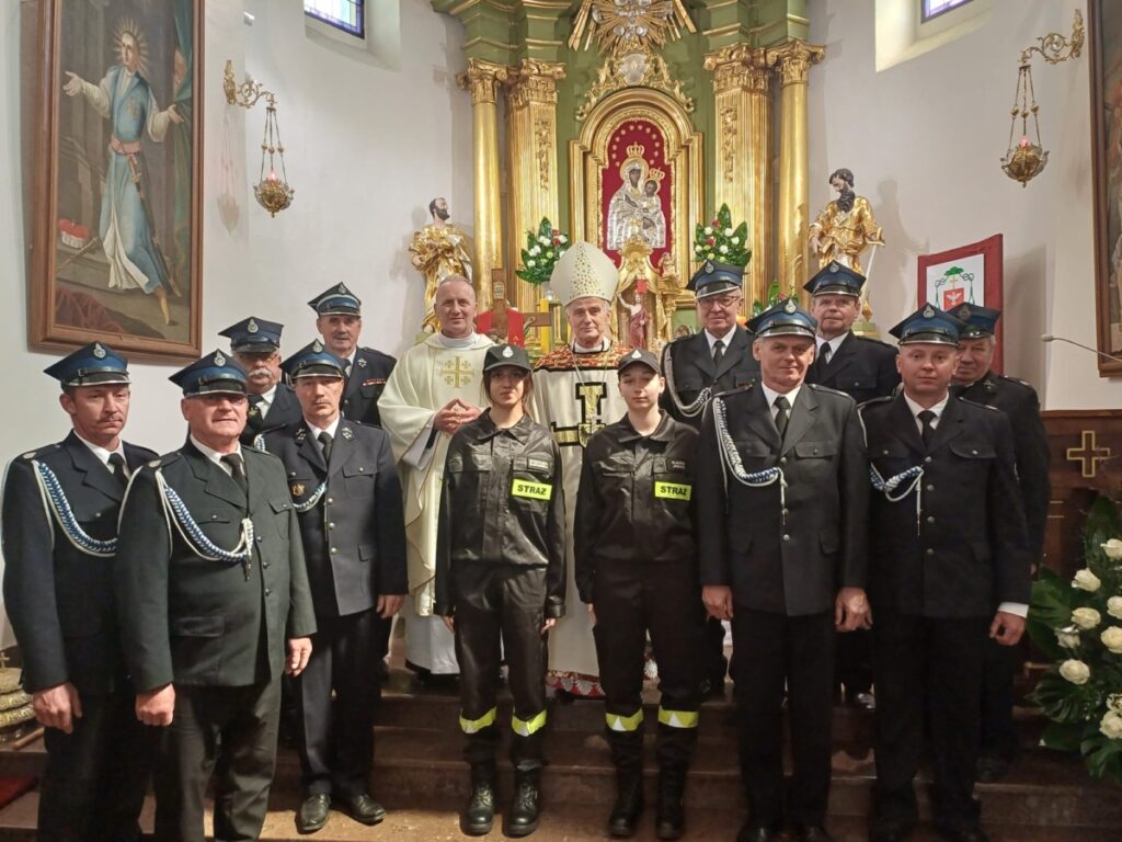 whatsapp-image-2026-04-19-at-15.41.41-7-1024x768 Wizytacja kanoniczna ks. Bpa Mariana Florczyka z asystą strażaków z gminy Kije